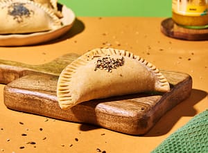 empanadilla artesanal vegana con masa sin gluten de calabaza y brócoli