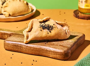 empanadilla artesanal vegana con masa sin gluten de heura al curry