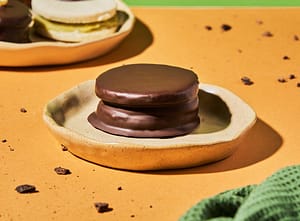alfajor de dulce de leche bañado en chocolate