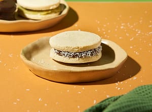 alfajor de dulce de leche con coco