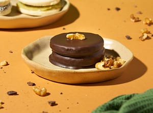 alfajor dulce de leche bañado en chocolate con nuez