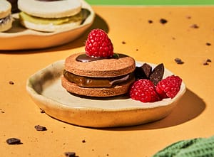 alfajor dulce de leche con frambuesa